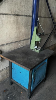 1 Werkbank Dick mit Kniehebelpresse